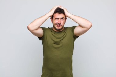 Genç adam hayal kırıklığına uğramış ve sıkılmış hissediyor, başarısızlıktan bıkmış ve bıkmış, sıkıcı işlerden bıkmış