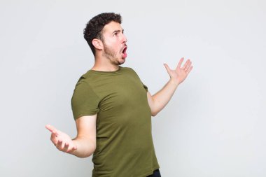 Genç adam opera yapıyor ya da konserde şarkı söylüyor, romantik, sanatsal ve tutkulu hissediyor.