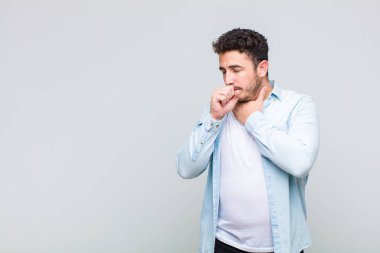 Genç adam boğaz ağrısı ve grip semptomlarıyla öksürüp duruyor.