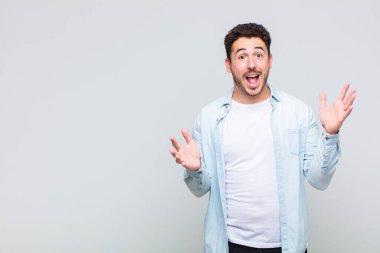 Genç adam kendini mutlu, şaşkın, şanslı ve şaşırmış hissediyor, ciddi ciddi her şeyi söylemek gibi mi? İnanılmaz!