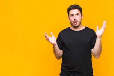 Delikanlı şaşkın ve şaşkın bakıyor, inanılmaz bir şey fark ettiğinde çenesi şaşkın şaşkın