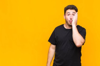 Delikanlı ağzı açık bir şekilde yüz yüze inanmayarak şok olmuş ve hayrete düşmüş hissediyor.