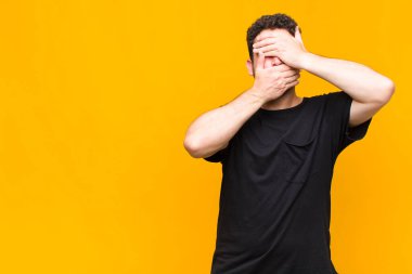 Genç adam kameraya hayır diyen iki eliyle yüzünü kapatıyor! Resimler reddediliyor ya da yasaklanıyor