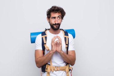 Delikanlı gururlu, haylaz ve kibirli. Şeytani bir plan yaparken ya da bir numara düşünürken.