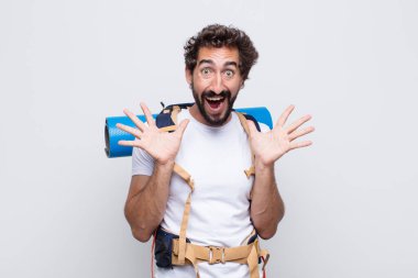 Genç adam mutlu ve heyecanlı görünüyordu. Beklenmedik bir sürprizle şoke olmuştu. İki eli yüzü açıktı.