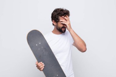 Genç adam gülüyor ve alnına şaplak atıyor. Unuttum ya da aptalca bir hataydı. 