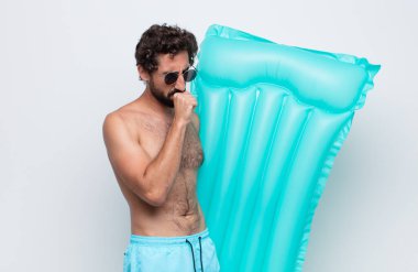 Genç adam boğaz ağrısı ve grip semptomlarıyla öksürüp duruyor.