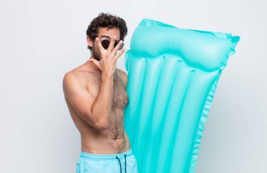 Delikanlı korkmuş ya da utanmış hissediyor. Gözleri yarı kapalı ya da ellerle dikizliyor ya da dikizliyor.