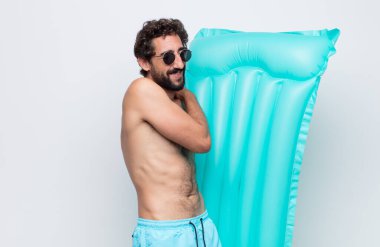 Genç adam aşık ve sevimli görünüyor. Sevimli ve mutlu. Romantik bir şekilde gülümsüyor.