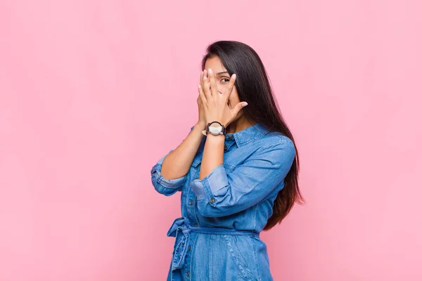 Mujer Joven Sintiéndose Asustada Avergonzada Espiando Espiando Con Los Ojos — Foto de Stock