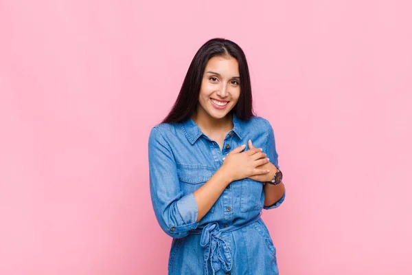 Jovem Mulher Sentindo Romântico Feliz Apaixonado Sorrindo Alegremente Mãos Dadas — Fotografia de Stock