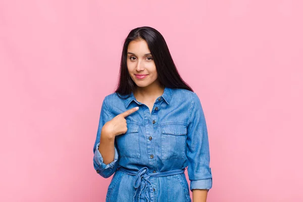 Jovem Mulher Olhando Orgulhoso Confiante Feliz Sorrindo Apontando Para Mesmo — Fotografia de Stock