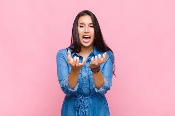 Junge Frau Sieht Verzweifelt Und Frustriert Aus Gestresst Unglücklich Und — Stockfoto