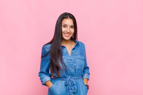 Jonge Vrouw Glimlachend Vrolijk Terloops Met Een Positieve Gelukkige Zelfverzekerde — Stockfoto