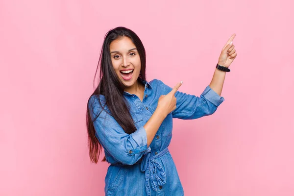 Young Woman Feeling Joyful Surprised Smiling Shocked Expression Pointing Side — Stock Photo, Image