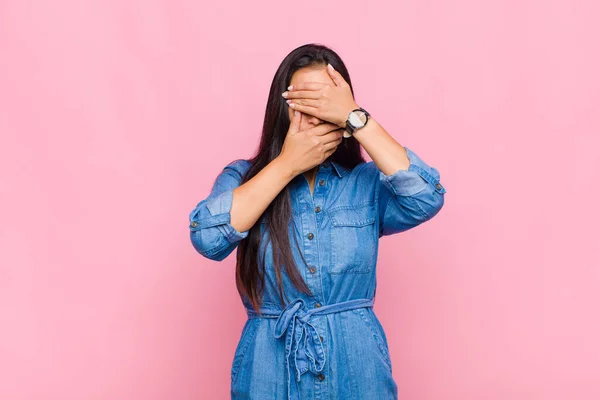 Mujer Joven Cubriendo Cara Con Ambas Manos Diciendo Cámara Rechazar — Foto de Stock