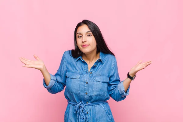 Junge Frau Verwirrt Und Verwirrt Unsicher Über Die Richtige Antwort — Stockfoto