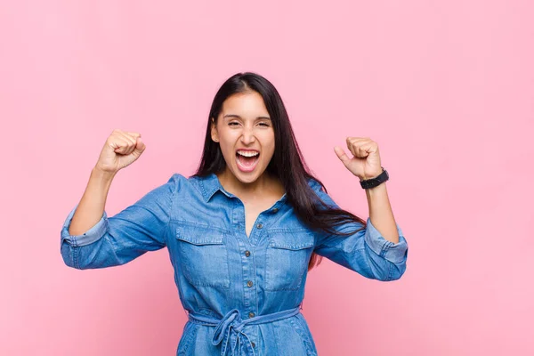 Genç Kadın Mutlu Pozitif Başarılı Hissediyor Zaferi Başarıları Veya Iyi — Stok fotoğraf