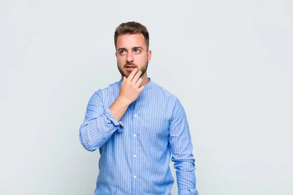 Joven Con Mirada Sorprendida Nerviosa Preocupada Asustada Mirando Lado Hacia — Foto de Stock