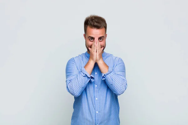 Joven Mirando Feliz Alegre Afortunado Sorprendido Cubriendo Boca Con Ambas — Foto de Stock