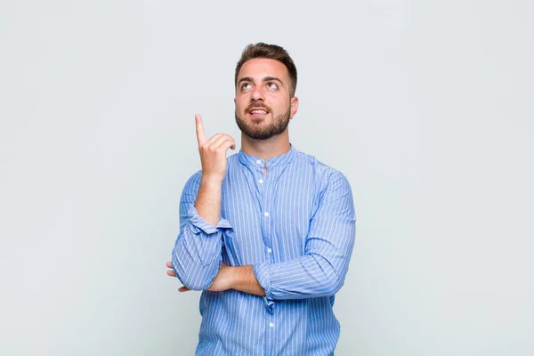 Jeune Homme Souriant Joyeusement Regardant Côté Demandant Pensant Ayant Une — Photo