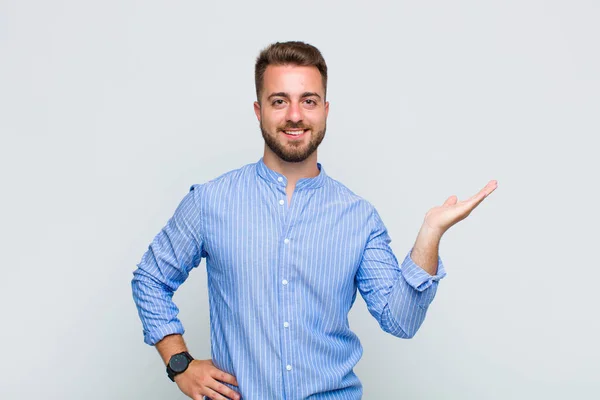 Jovem Sorrindo Sentindo Confiante Bem Sucedido Feliz Mostrando Conceito Ideia — Fotografia de Stock