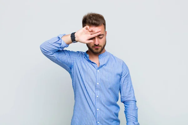 Jonge Man Die Gestrest Moe Gefrustreerd Uitziet Zweet Van Zijn — Stockfoto