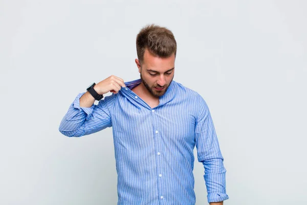 Genç Adam Stresli Endişeli Yorgun Hayal Kırıklığına Uğramış Gömleğini Çekmiş — Stok fotoğraf