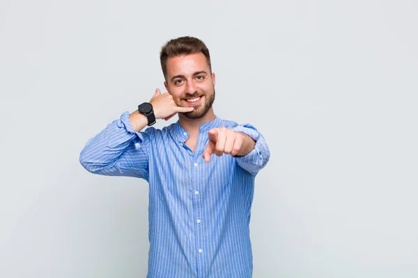 Junger Mann Lächelt Fröhlich Und Zeigt Die Kamera Während Einen — Stockfoto