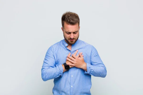 Jonge Man Die Verdrietig Gekwetst Gebroken Uitziet Beide Handen Dicht — Stockfoto