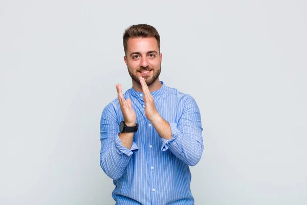 Jovem Sentindo Feliz Bem Sucedido Sorrindo Batendo Palmas Dizendo Parabéns — Fotografia de Stock