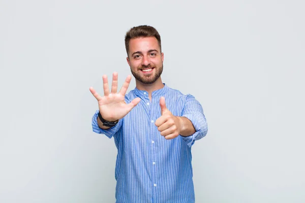 Genç Adam Gülümsüyor Arkadaş Canlısı Görünüyor Numarayı Gösteriyor Elleri Önde — Stok fotoğraf