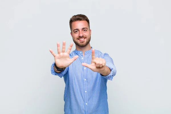 Jongeman Glimlachend Vriendelijk Nummer Zeven Zevende Met Hand Vooruit Aftellen — Stockfoto