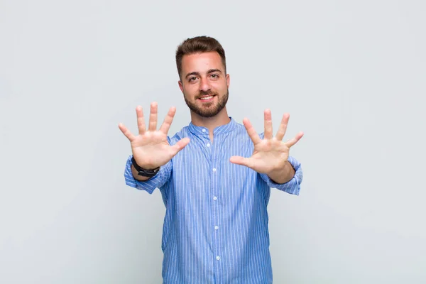 Młody Człowiek Uśmiechnięty Przyjazny Pokazujący Numer Lub Ręką Przodu Odliczający — Zdjęcie stockowe