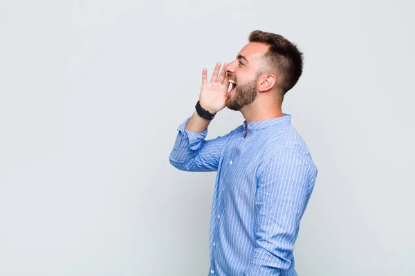 若い男のプロフィールビューは 幸せと興奮を見て 横にスペースをコピーするために呼び出し — ストック写真