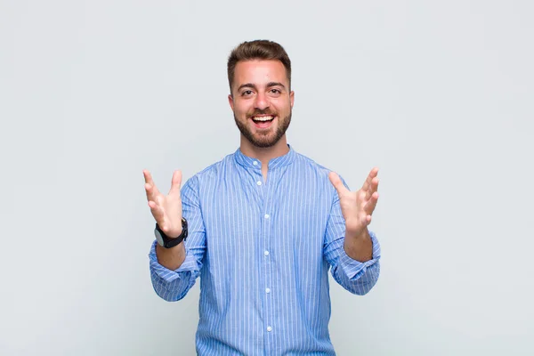 Joven Sintiéndose Feliz Asombrado Afortunado Sorprendido Como Decir Omg Serio — Foto de Stock