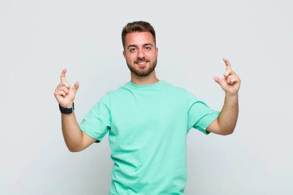 Joven Enmarcando Esbozando Propia Sonrisa Con Ambas Manos Luciendo Positivo — Foto de Stock