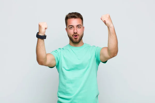 Genç Adam Inanılmaz Bir Başarıyı Kutluyor Kazanan Gibi Heyecanlı Mutlu — Stok fotoğraf