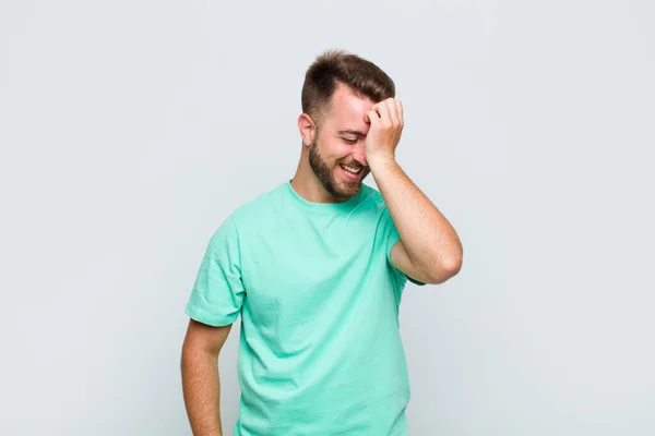 Joven Riendo Golpeando Frente Como Diciendo Doh Olvidé Fue Error — Foto de Stock