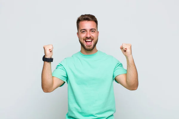 Genç Adam Mutlu Şaşırmış Gururlu Bağırıyor Başarıyı Büyük Bir Gülümsemeyle — Stok fotoğraf