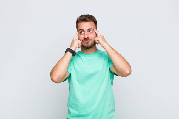 молодой человек, сосредоточенный и усердно размышляющий над идеей, воображающий решение проблемы