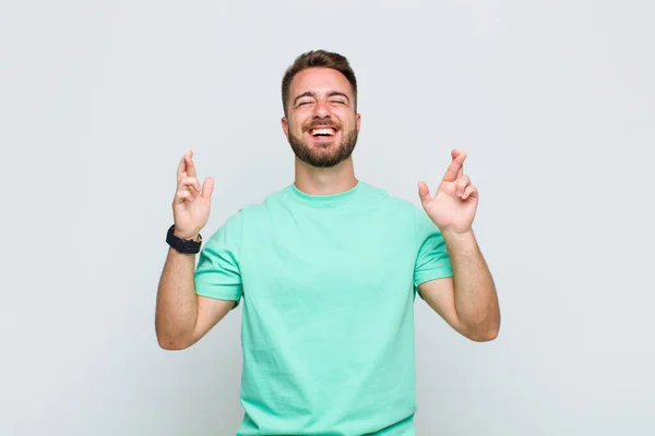 Joven Sonriendo Ansiosamente Cruzando Ambos Dedos Sintiéndose Preocupado Deseando Esperando — Foto de Stock