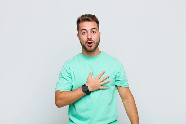 Jovem Sentindo Chocado Surpreso Sorrindo Tomando Mão Coração Feliz Por — Fotografia de Stock