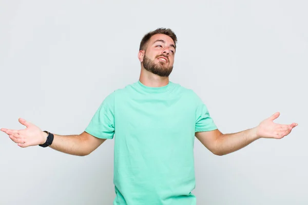 Junger Mann Zuckt Mit Einem Stummen Verrückten Verwirrten Verwirrten Gesichtsausdruck — Stockfoto