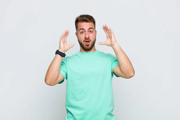 Genç Adam Elleri Havada Bağırıyor Öfkeli Sinirli Stresli Üzgün Hissediyor — Stok fotoğraf