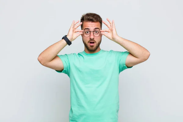 Joven Que Siente Sorprendido Sorprendido Sorprendido Sosteniendo Gafas Con Mirada — Foto de Stock