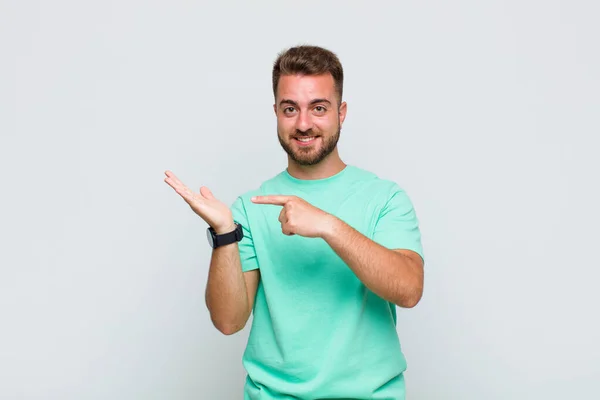 Joven Sonriendo Alegremente Apuntando Copiar Espacio Palma Mano Mostrando Publicitando — Foto de Stock