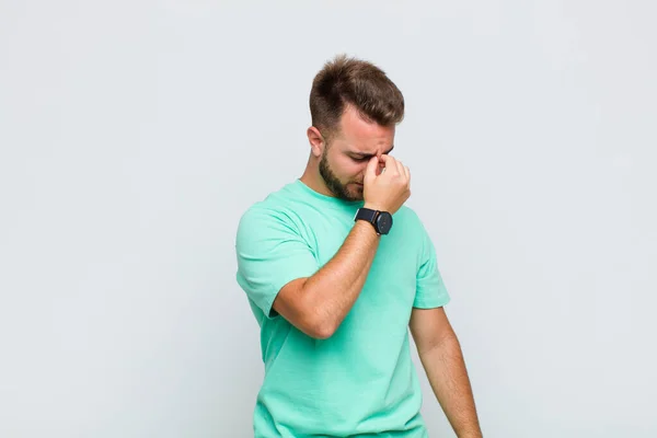 Jeune Homme Sentant Stressé Malheureux Frustré Touchant Front Souffrant Migraine — Photo