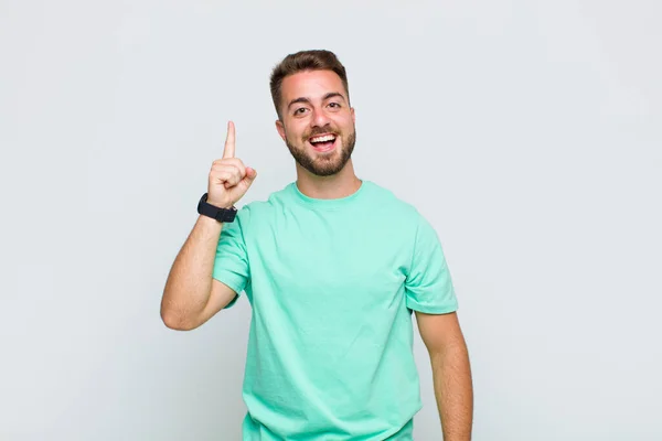 Joven Sintiéndose Como Genio Feliz Emocionado Después Darse Cuenta Una — Foto de Stock