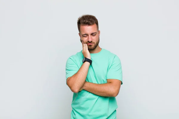 Jovem Segurando Bochecha Sofrendo Dor Dente Dolorosa Sentindo Doente Miserável — Fotografia de Stock